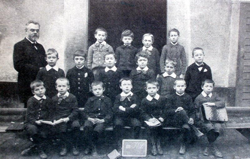 Lehrer Hüttner 1891 mit seinen letzten Schülern